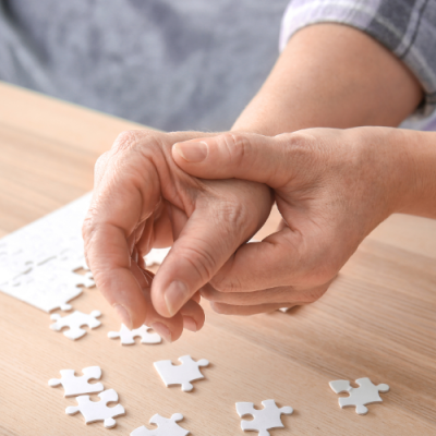 Foto de una mano adulta haciendo un puzzle.